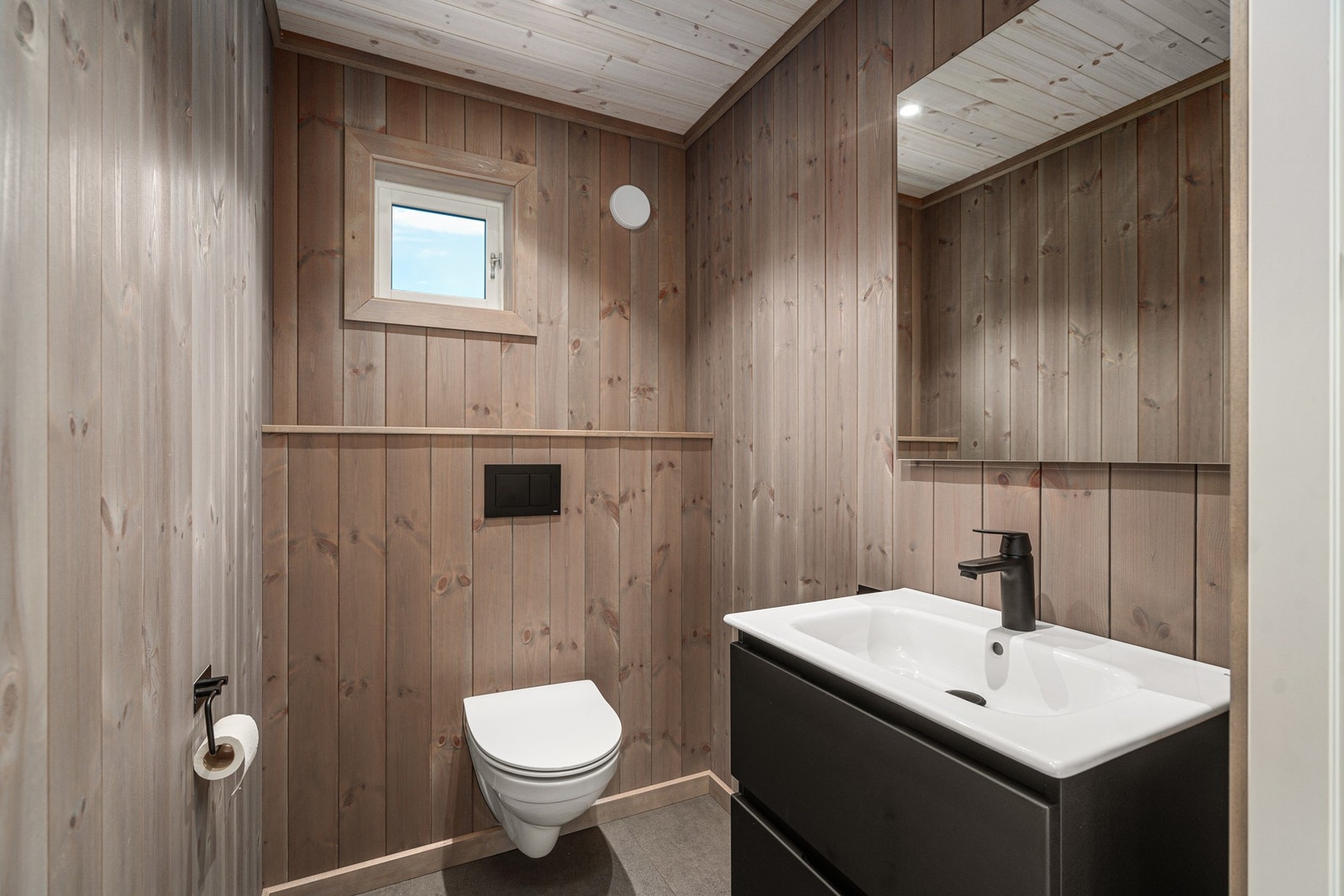 Wc-rom med praktisk beliggenhet mellom de 2 soverommene i 1.etasje. Galleribilde