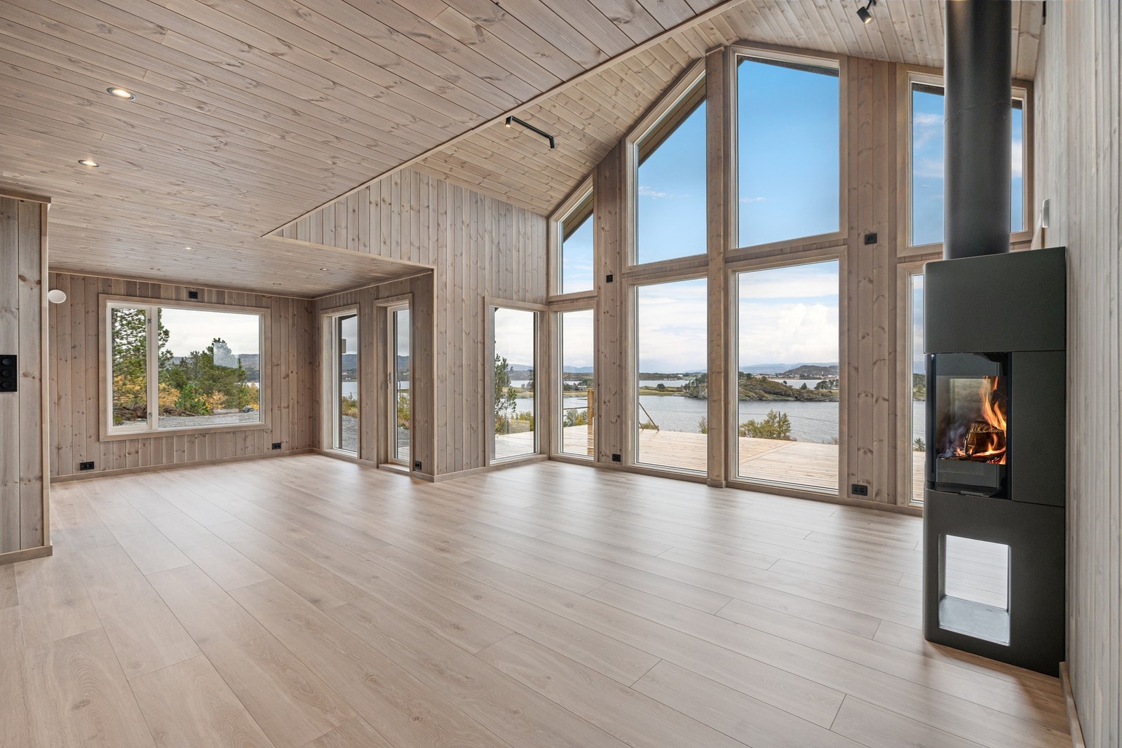 Åpen og luftig stue. Galleribilde