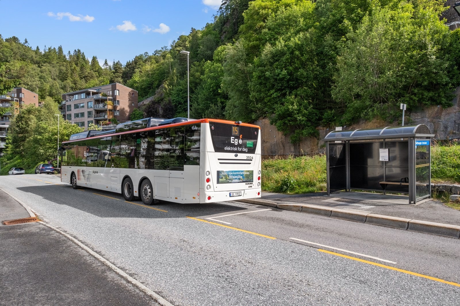 Like nedenfor leiligheten finner du nærmeste bussholdeplass, Sikthaugen Terrasse, hvor linje 15 passerer med hyppige avganger inn til Bergen Sentrum eller andre veien, oppover til Bønes. Galleribilde