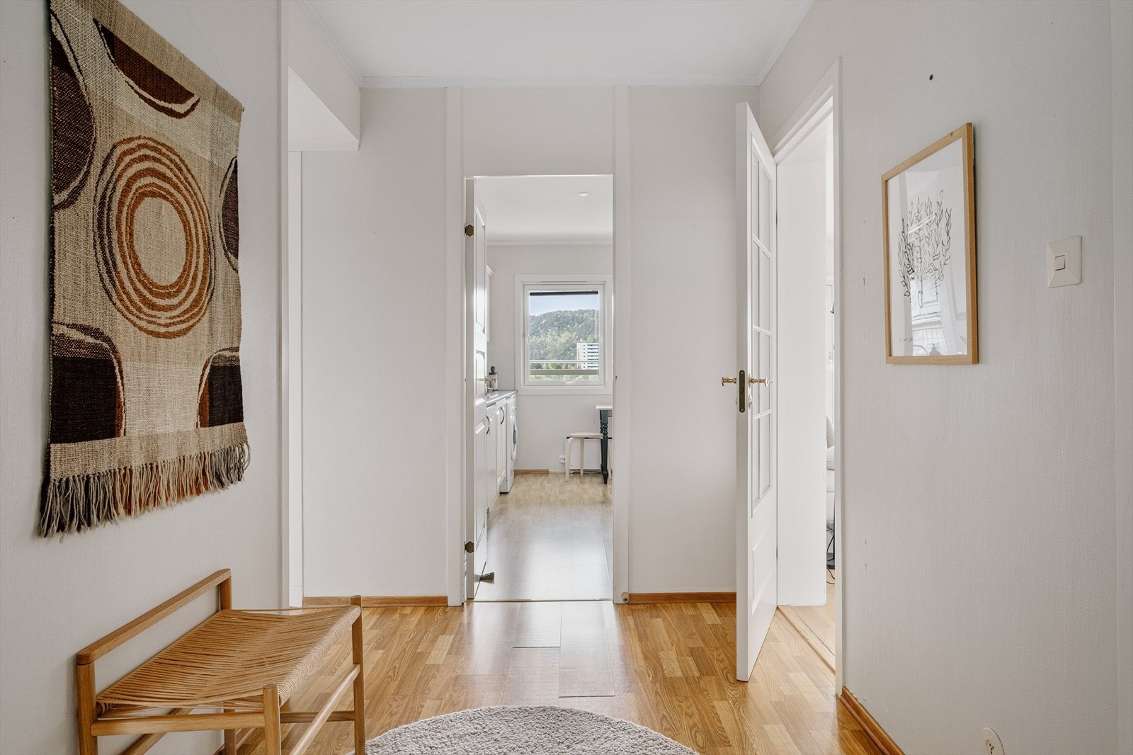 Velkommen inn! Det første som møter deg er en innbydende entré med godt av plass til å henge fra seg yttertøy og sette fra seg sko. Galleribilde