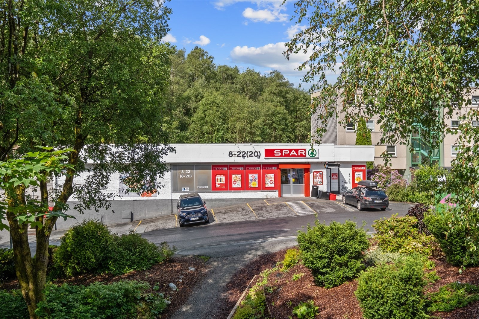 For den daglige handelen ligger Spar Sikthaugen kun 2 minutters gange fra leiligheten, samt har du Rema 1000 Lynghaugparken ca. 11 minutter unna. Galleribilde