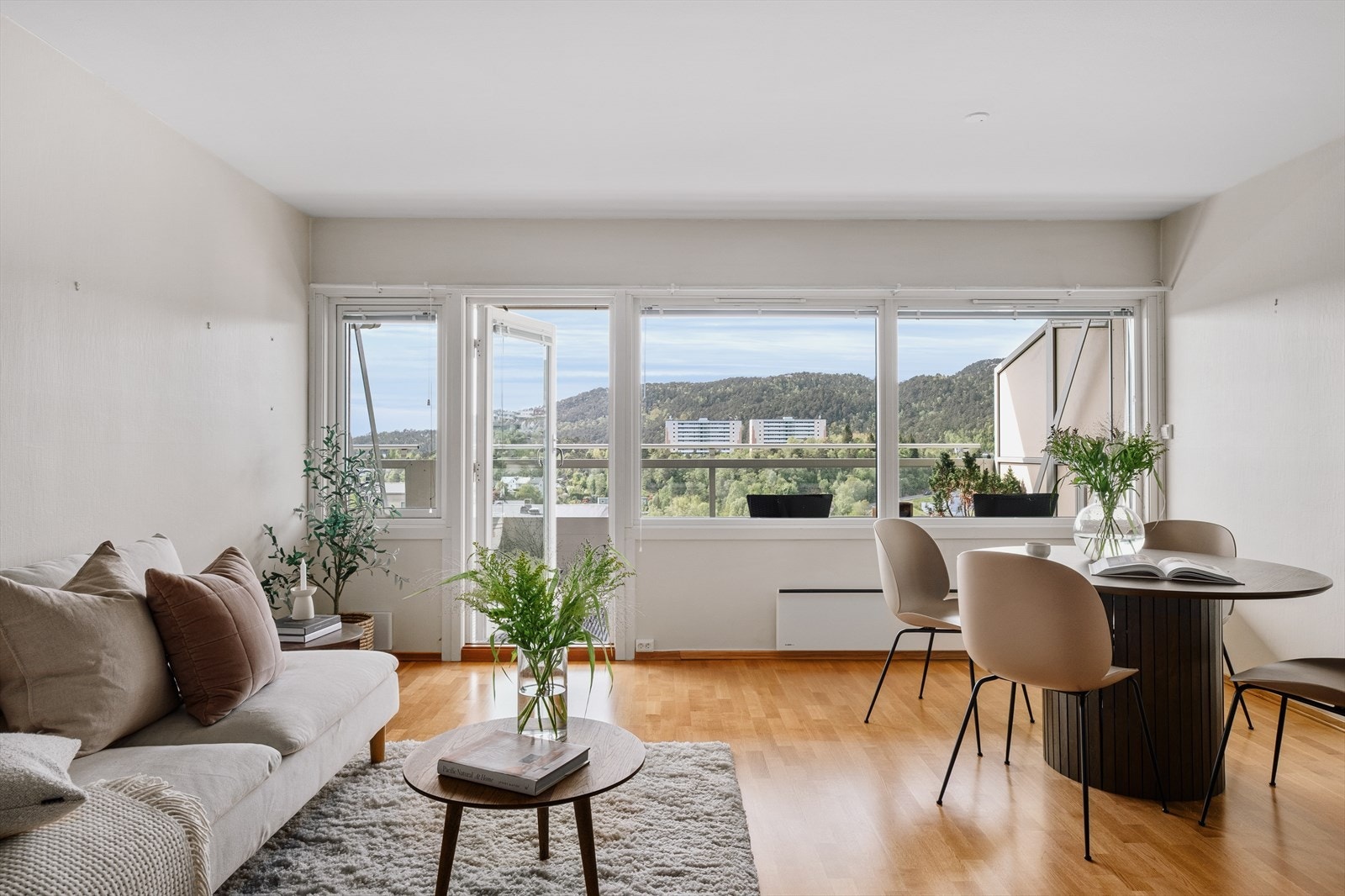 Fra entréen ledes man naturlig inn i leilighetens oppholdsrom - en lys og romslig stue på hele 26,7 m². Galleribilde