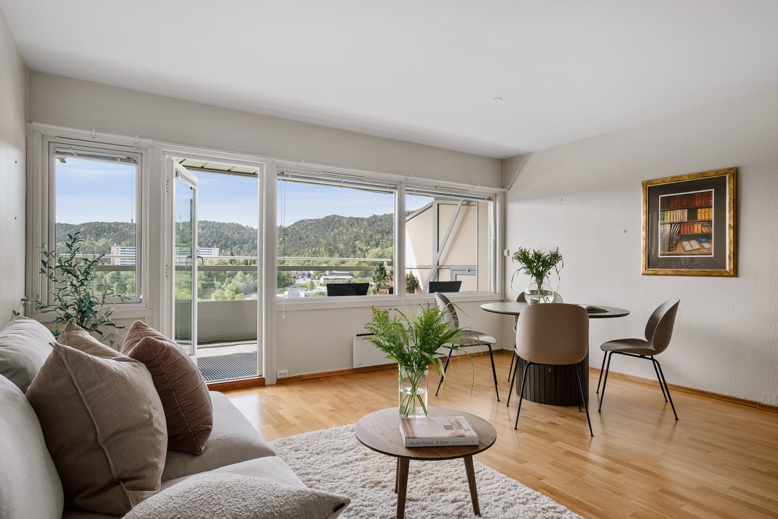 Fra stuen er det utgang til en herlig balkong på 24 m². Galleribilde