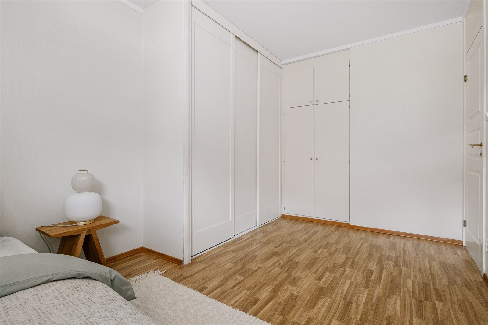 Her får du en praktisk og romslig garderobeløsning som gjør at klesoppbevaringen ikke spiser unødvendig av plass fra resten av rommet. Galleribilde