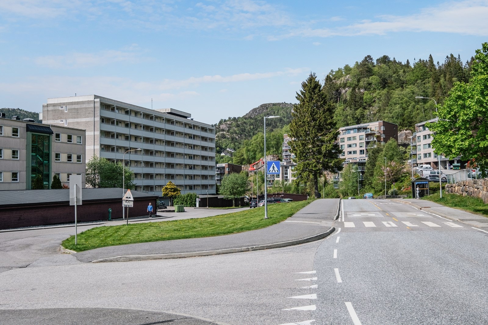 Borettslagets tomt er pent opparbeidet med asfalterte veier, parkeringsplasser, grøntområder og diverse beplantning. Galleribilde