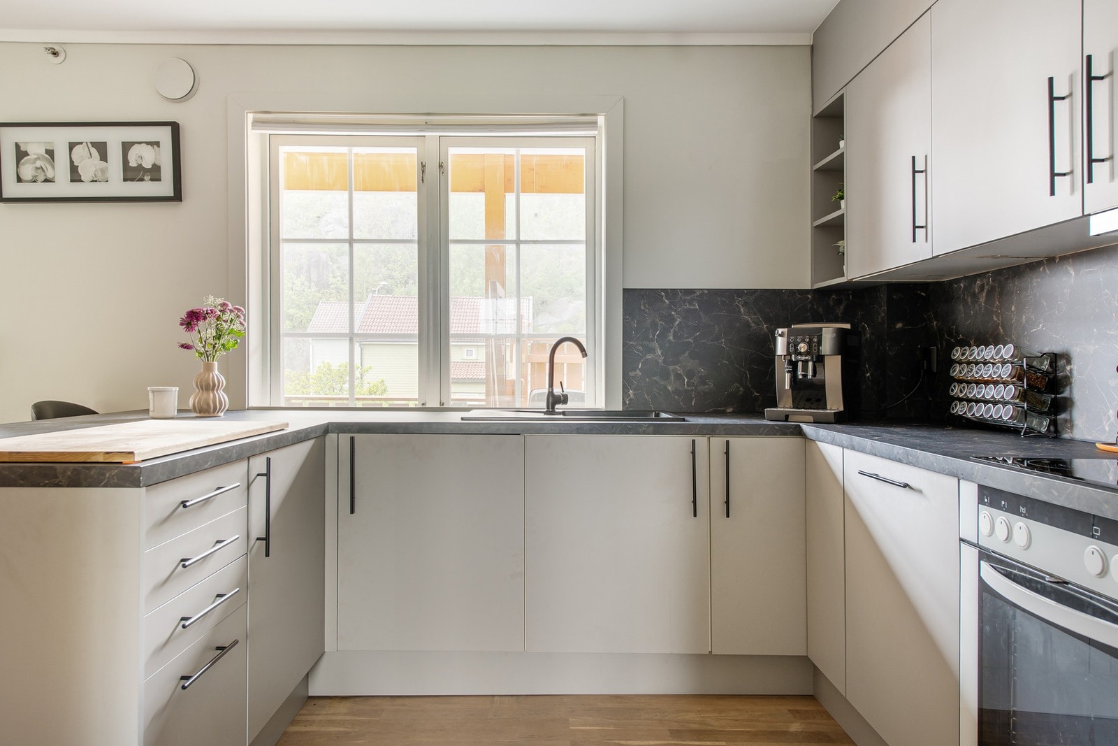 Integrerte hvitevarer i form av stekeovn, platetopp og oppvaskmaskin. Galleribilde