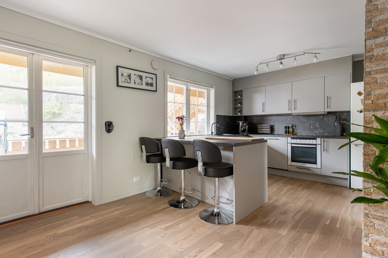 Innbydende kjøkken, som ble fornyet i 2025. Hyggelig, sosial spiseplass. Galleribilde