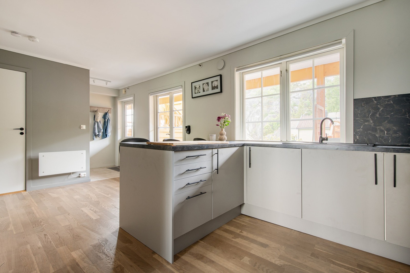 Kjøkkenet har godt med skap- og benkeplass. Galleribilde