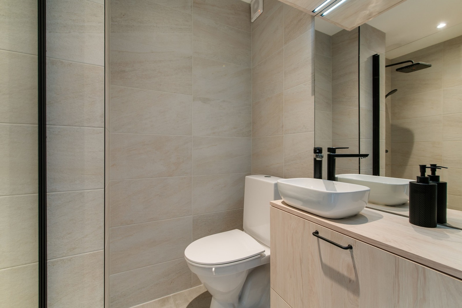 Lekkert, flislagt bad fra 2024. Galleribilde