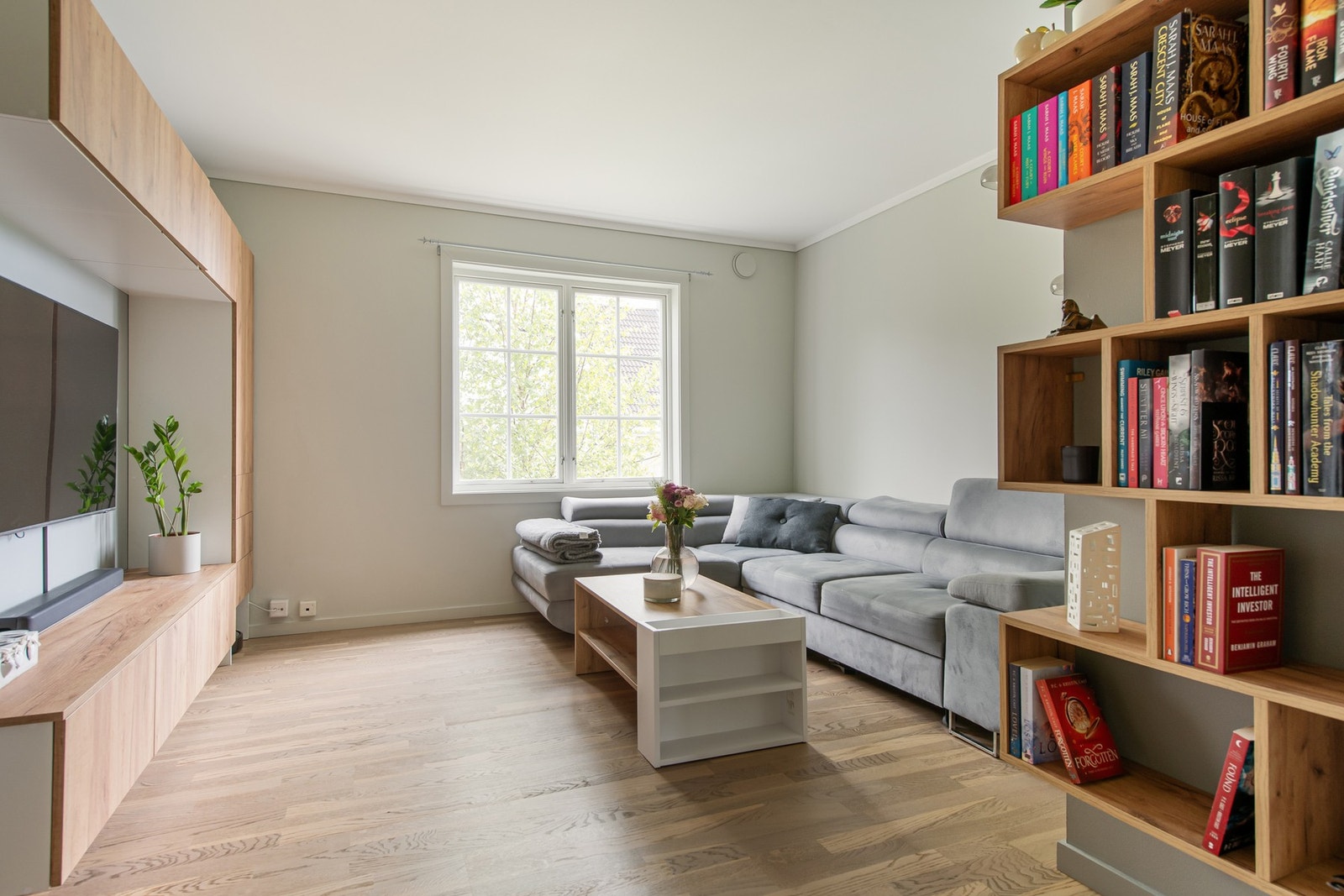 Lun og hyggelig stue med delikate farger på veggene. Galleribilde