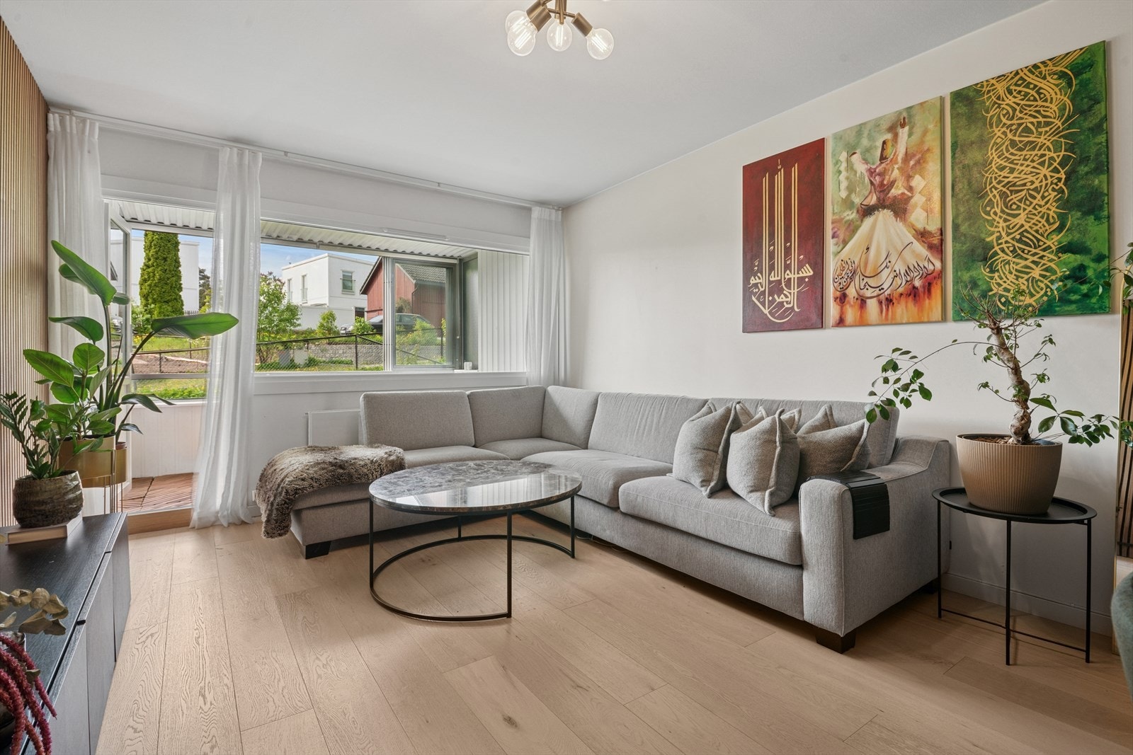 Fra stuen er det adkomst til balkong som fungerer som en forlengelse av stuen. Galleribilde
