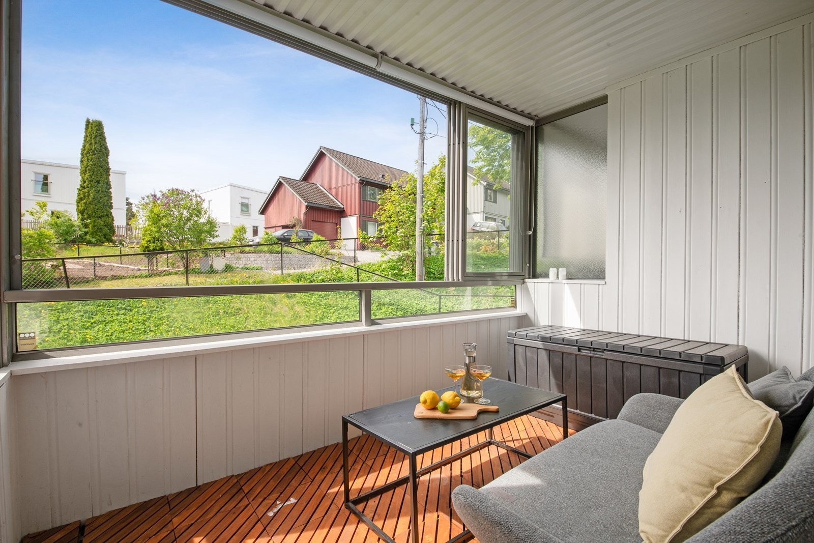 Fra stuen har du adkomst til en koselig innglasset balkong med sol fra ca kl. 16 - utover kvelden. Galleribilde
