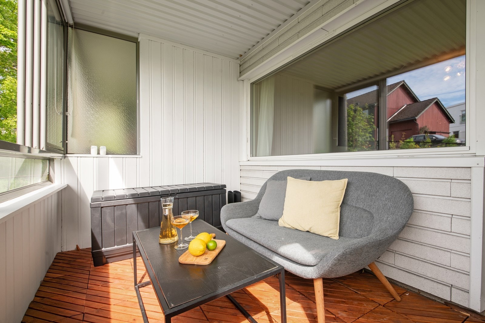 Den innglassede balkongen gjør det mulig å nyte kalde vinterdager og varme sommerdager - perfekt for helårsbruk. Galleribilde