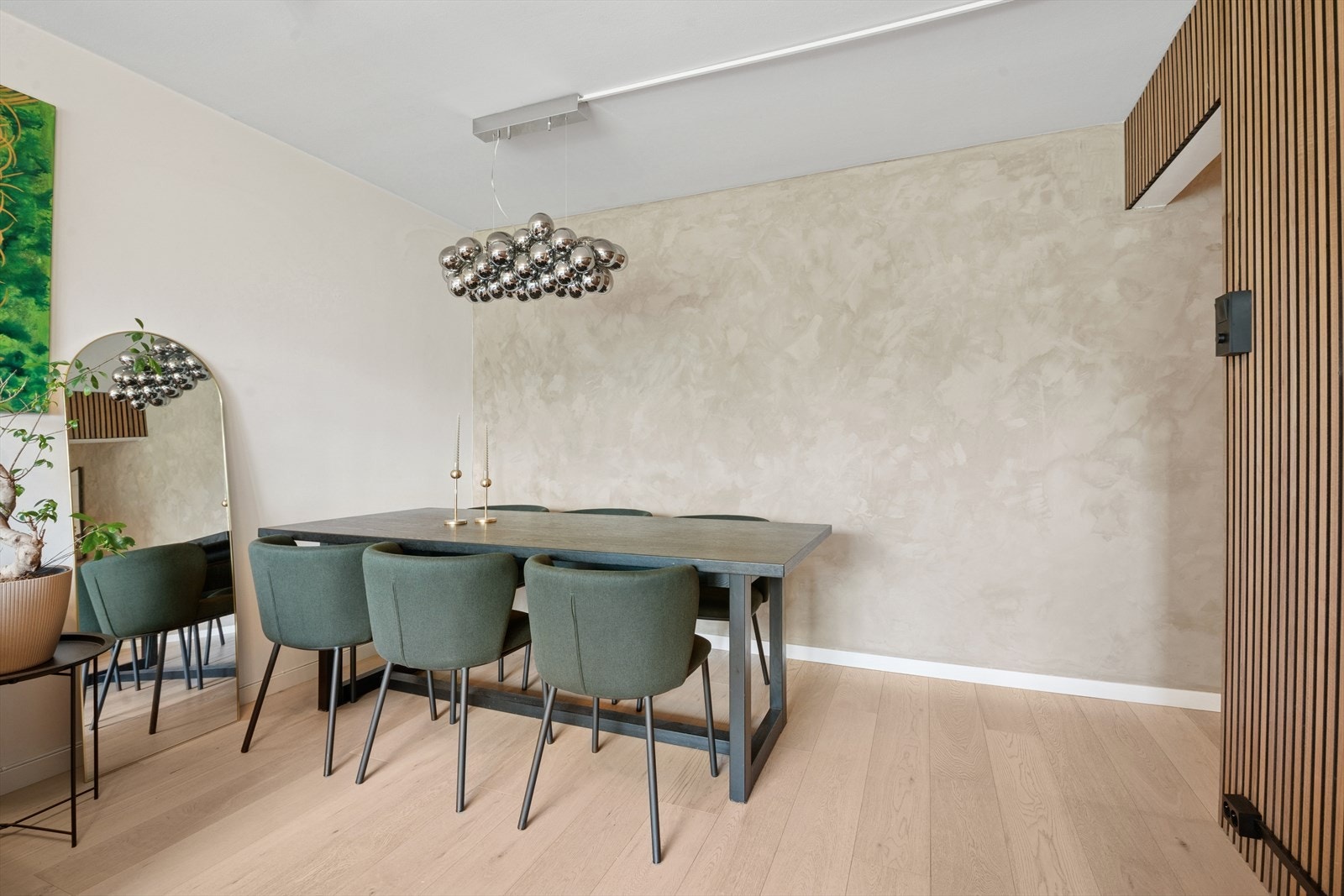 Stilfull spisestue med delikat fargepalett, designbelysning og moderne materialvalg. Galleribilde