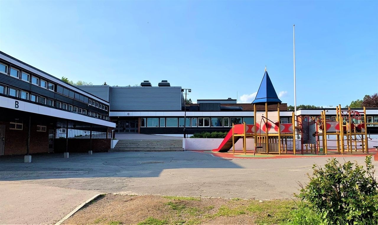 Rødtvet skole ligger ca. 7 min gange fra boligen. Ved siden av finner du også flere barnehager. Galleribilde