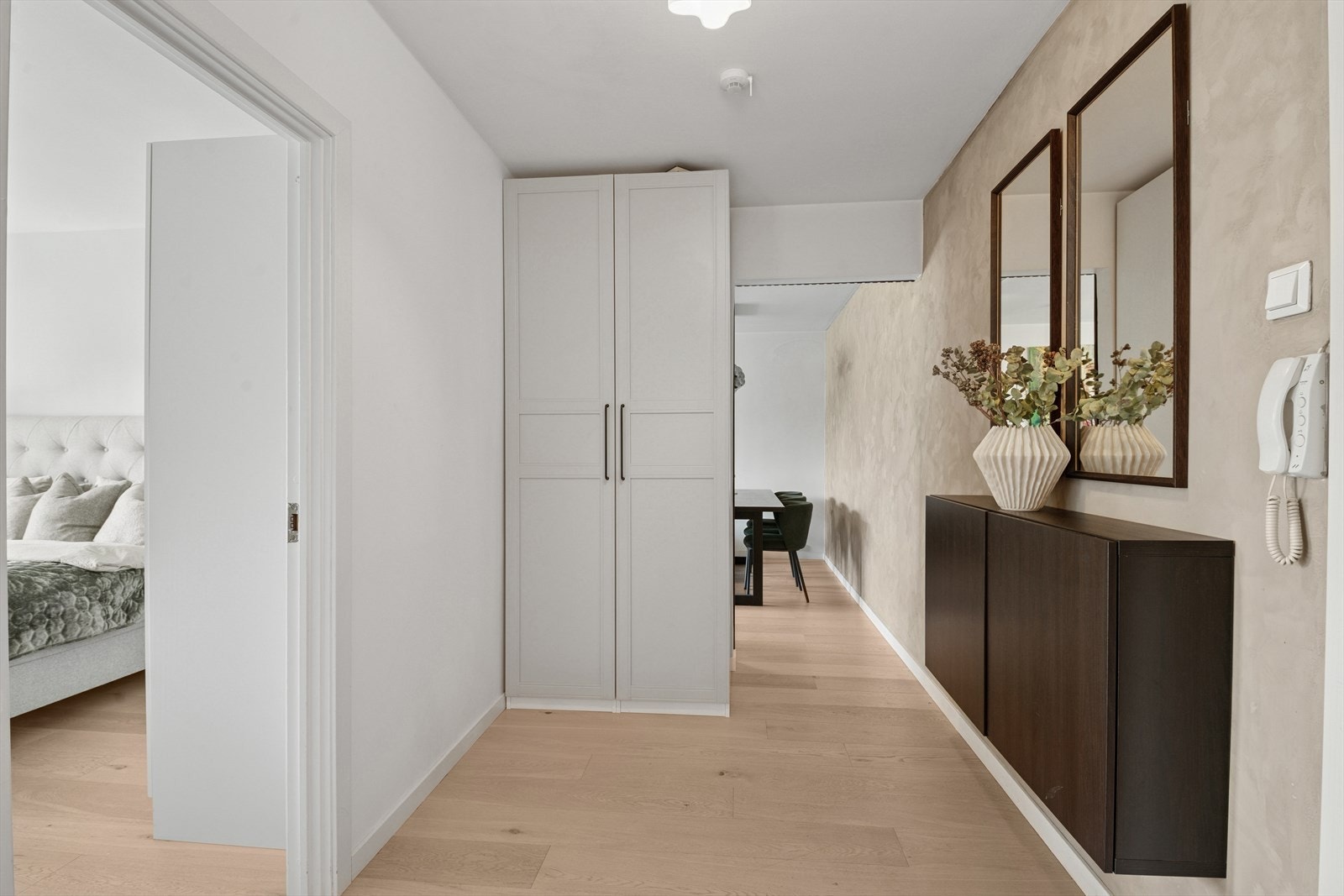 Lys og innbydende entré med god plass til oppbevaring og speil som gir en romslig følelse. Galleribilde