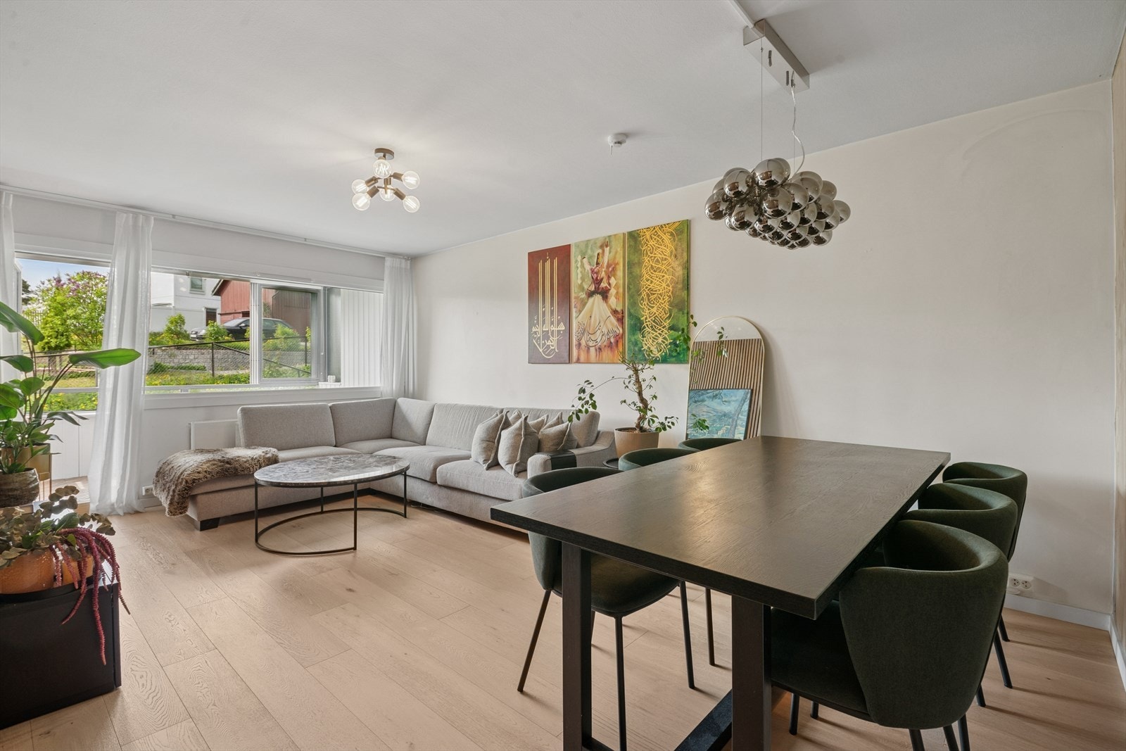 Den romslige stuen gjør at det kan deles inn i sofagruppe og spisegruppe. Galleribilde