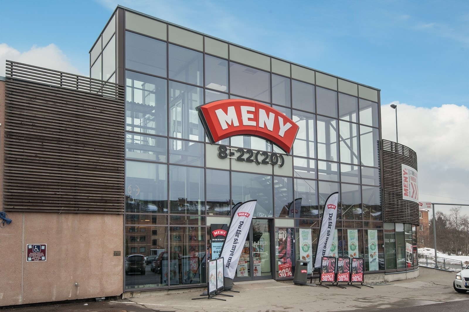 Kalbakken senter med Meny, apoteket, treningssentre og spennende spisesteder. Galleribilde
