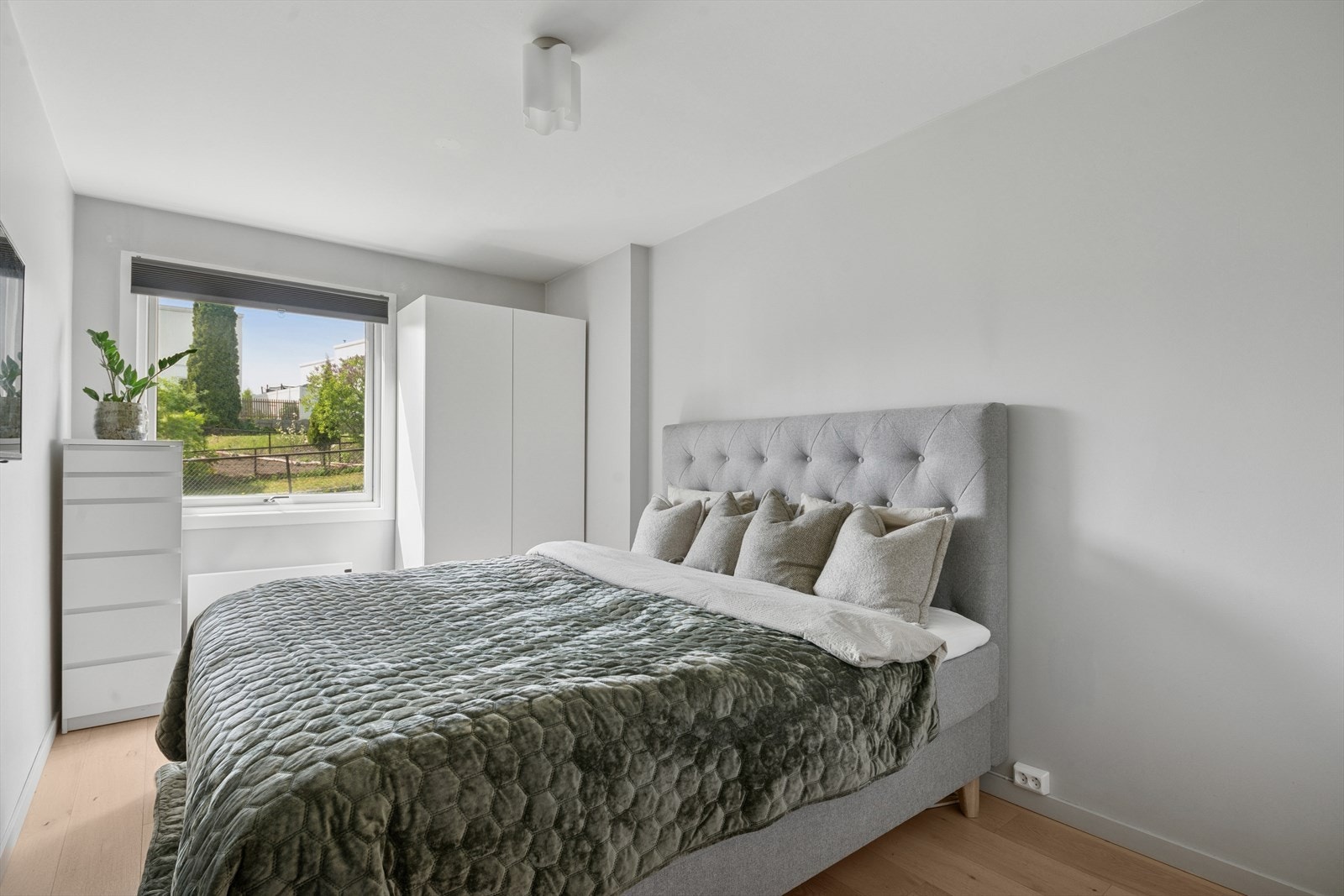 Lyst og rolig soverom med plass til dobbeltseng og garderobeløsning - perfekt for en god natts søvn. Galleribilde