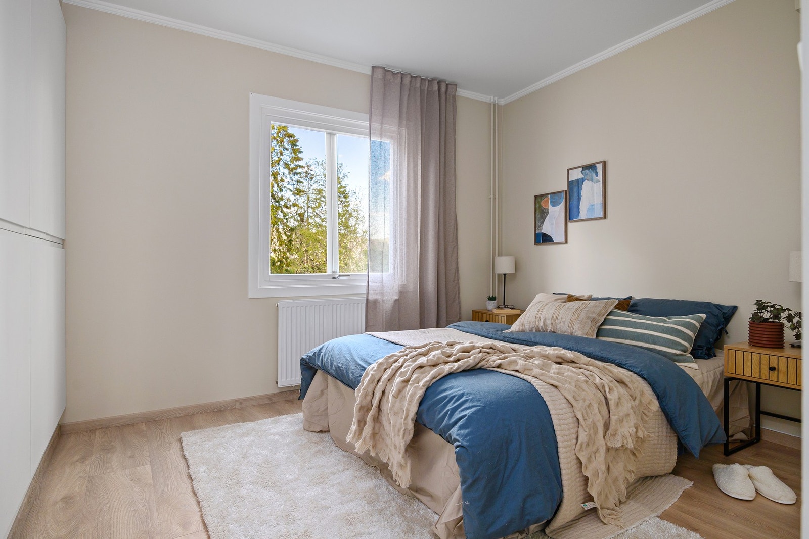 Lyst og innbydende hovedsoverom med plass til dobbeltseng og nattbord. Galleribilde