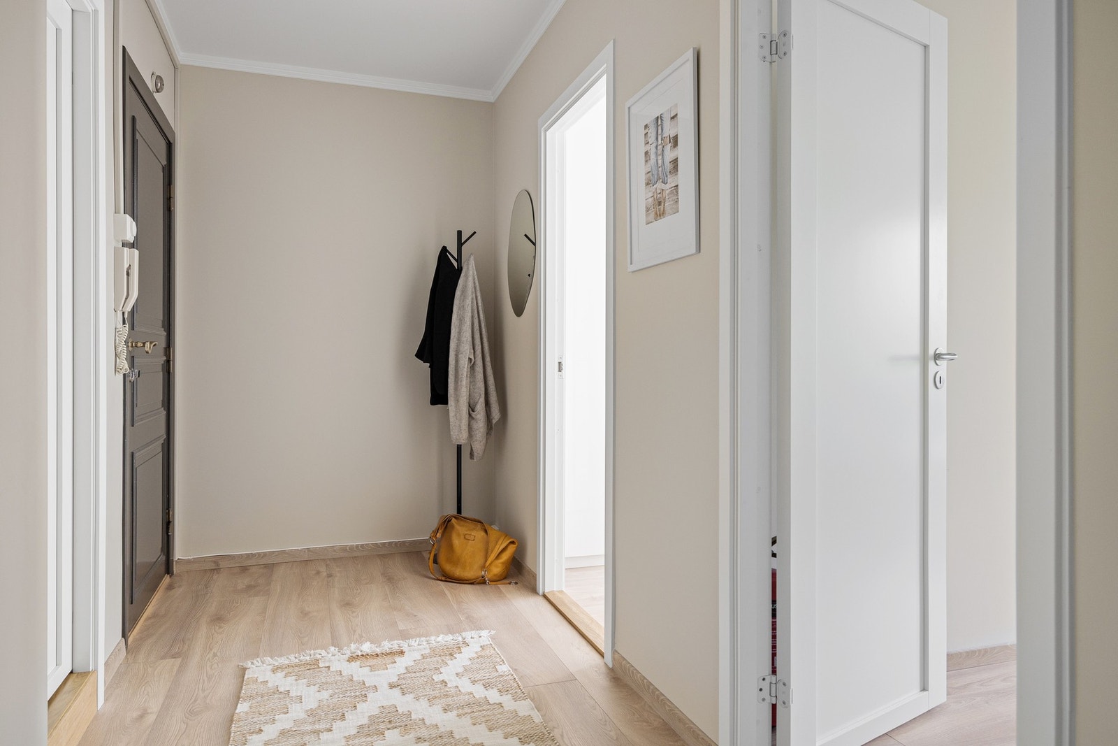 Lys og praktisk entrè med plass til oppbevaring av yttertøy. Galleribilde