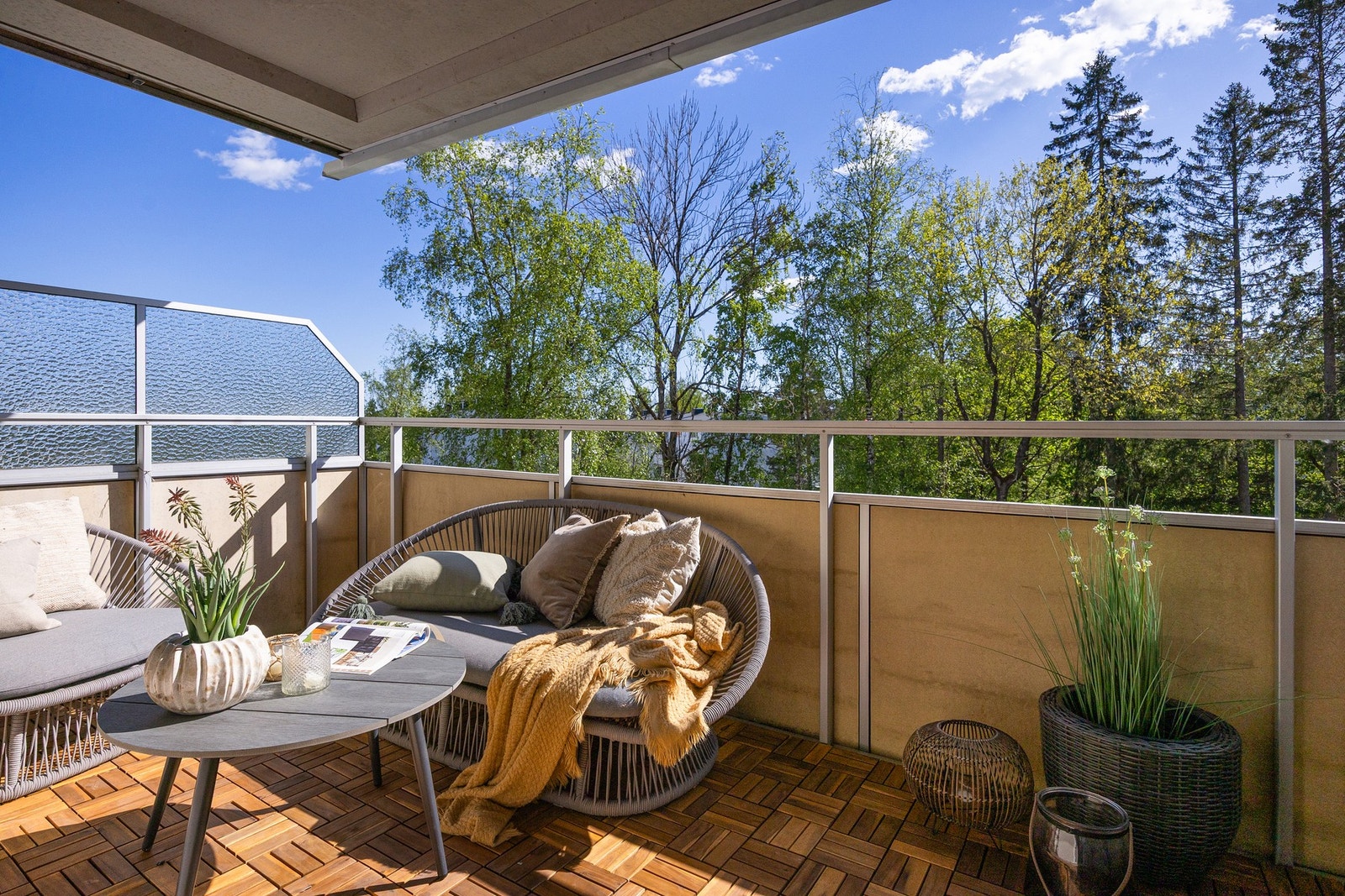 Boligen byr blant annet på en stor, solrik balkong. Galleribilde