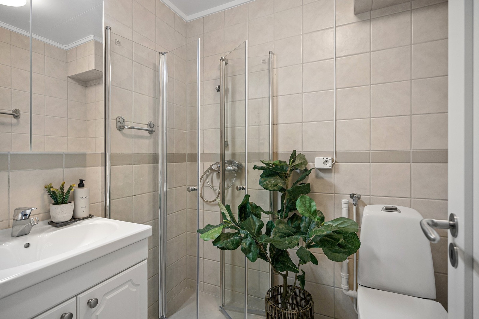 Flislagt bad med opplegg for vaskemaskin. Galleribilde