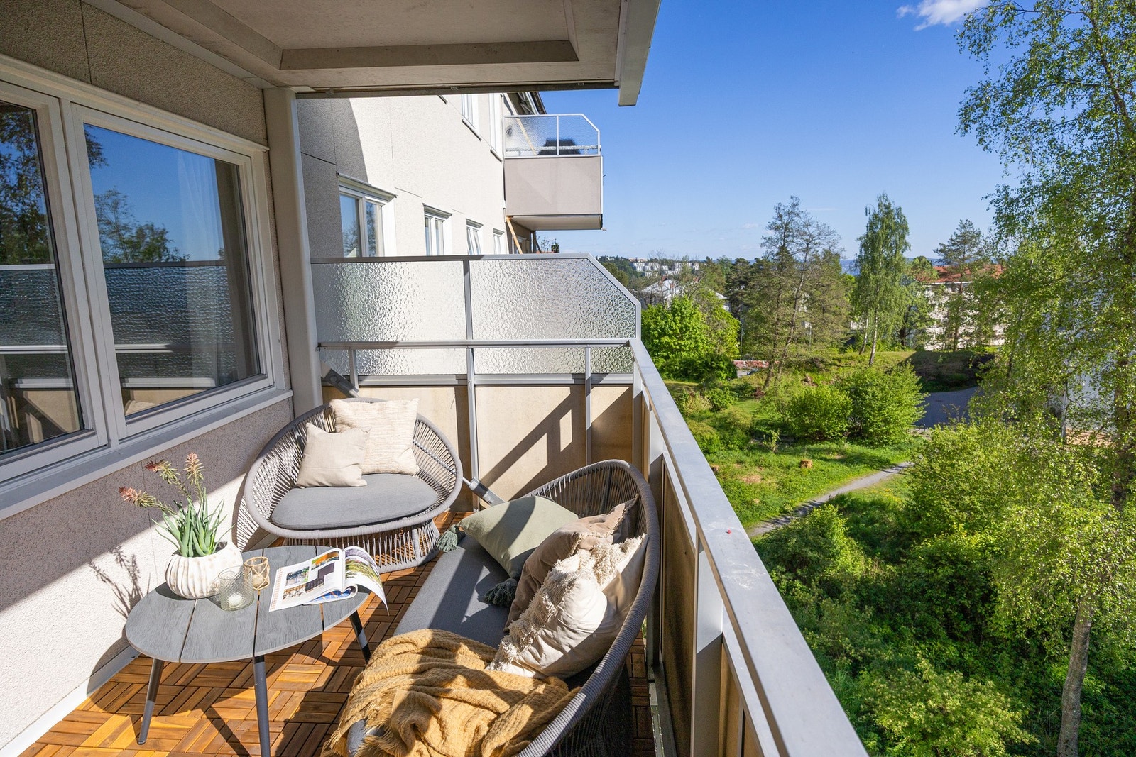 Fra stuen er det utgang til en solrik, sydvestvendt balkong. Galleribilde
