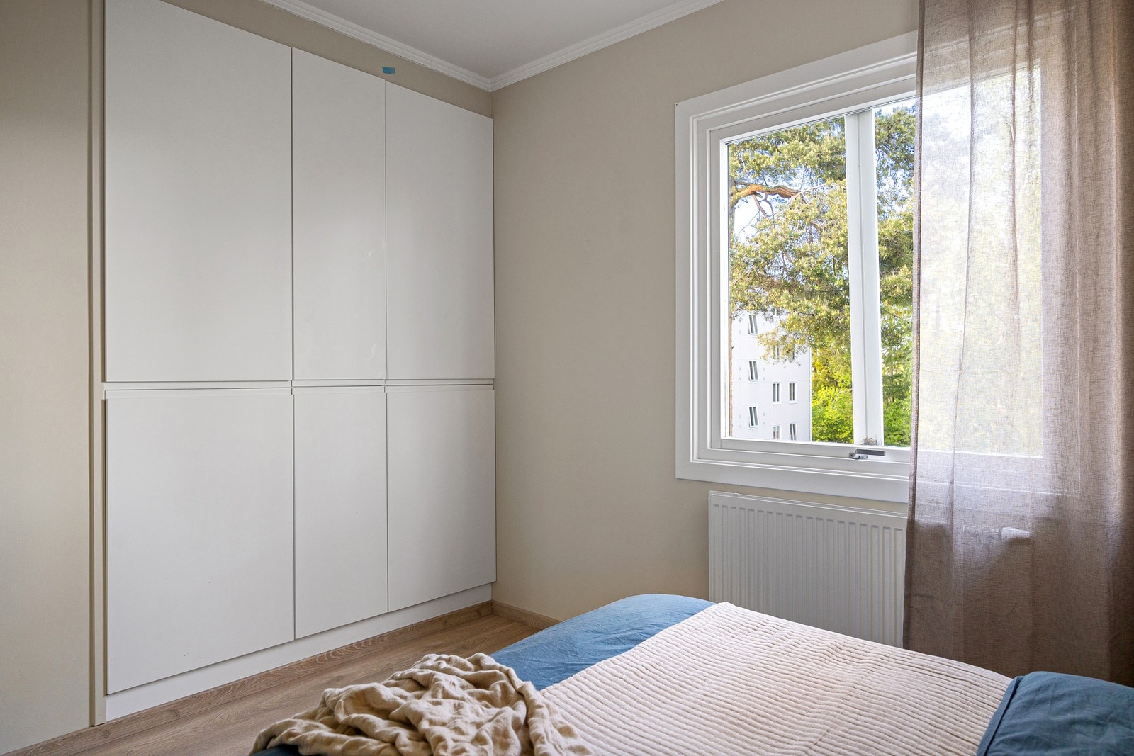 Godt med oppbevaringsplass i form av plassbygd garderobeskap. Galleribilde