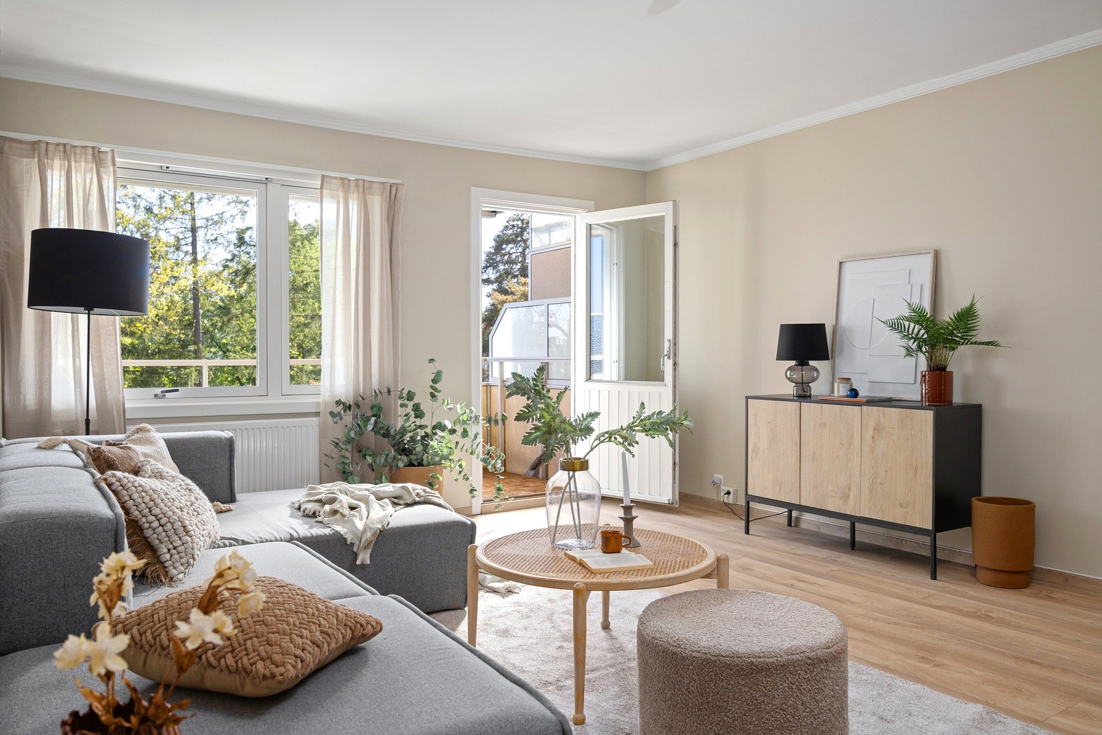 Boligen fremstår moderne med lekkert gulv fra 2022 og vegger malt i en behagelig og tidsriktig fargepalett. Galleribilde