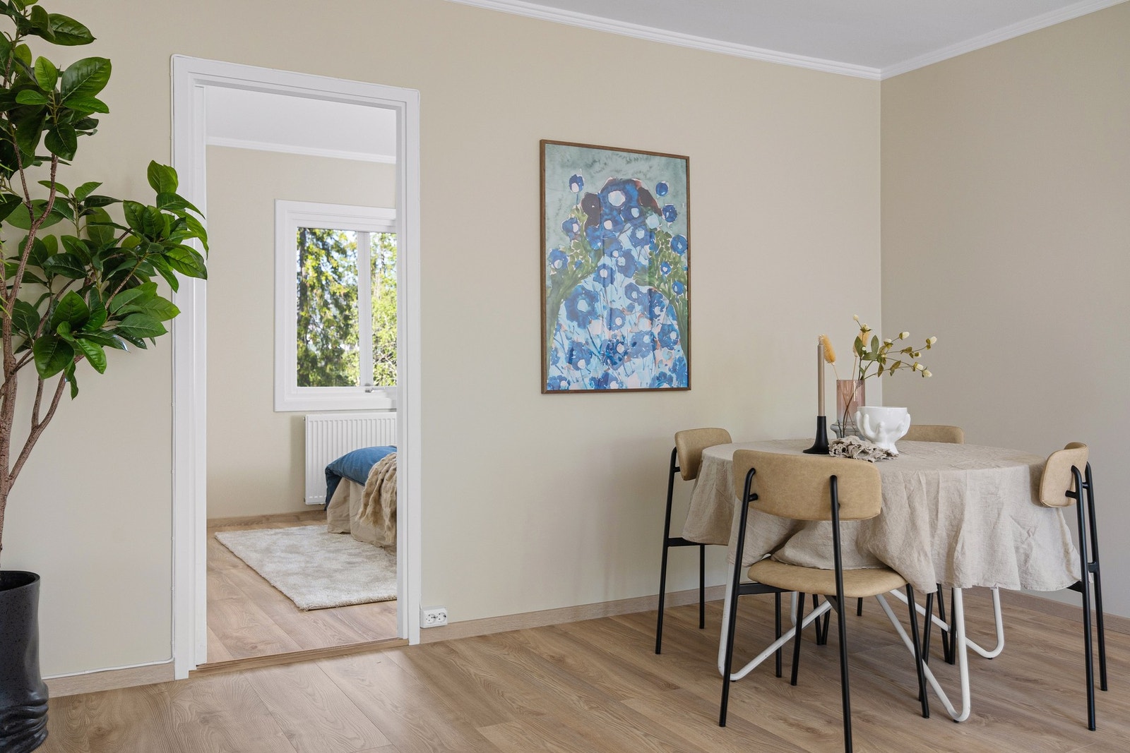 Naturlig sone for spisebord. Galleribilde