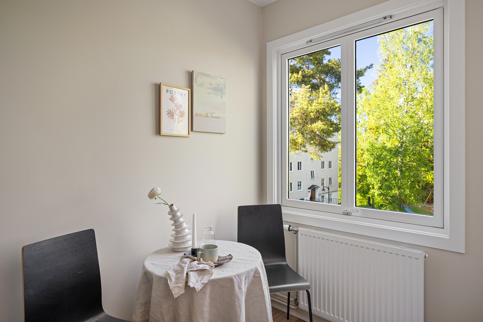 Det er også plass til et hyggelig frokostbord ved vinduet. Galleribilde