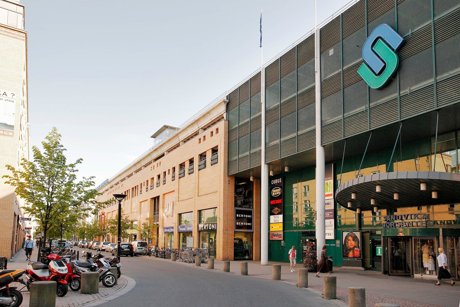 Sandvika storsenter med 200 butikker og spisesteder. Galleribilde