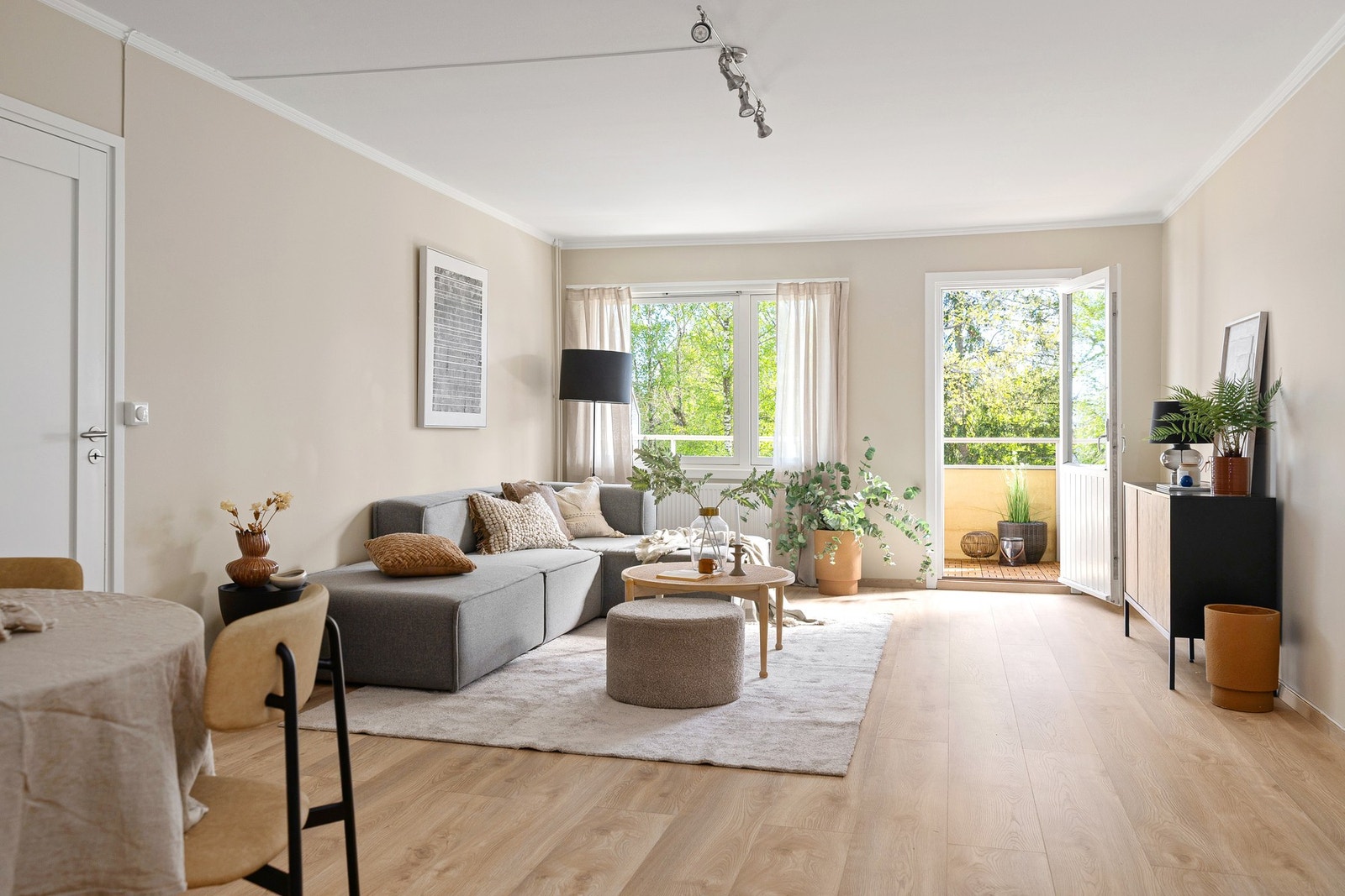 Stuen er lys og luftig med store vindusflater. Galleribilde