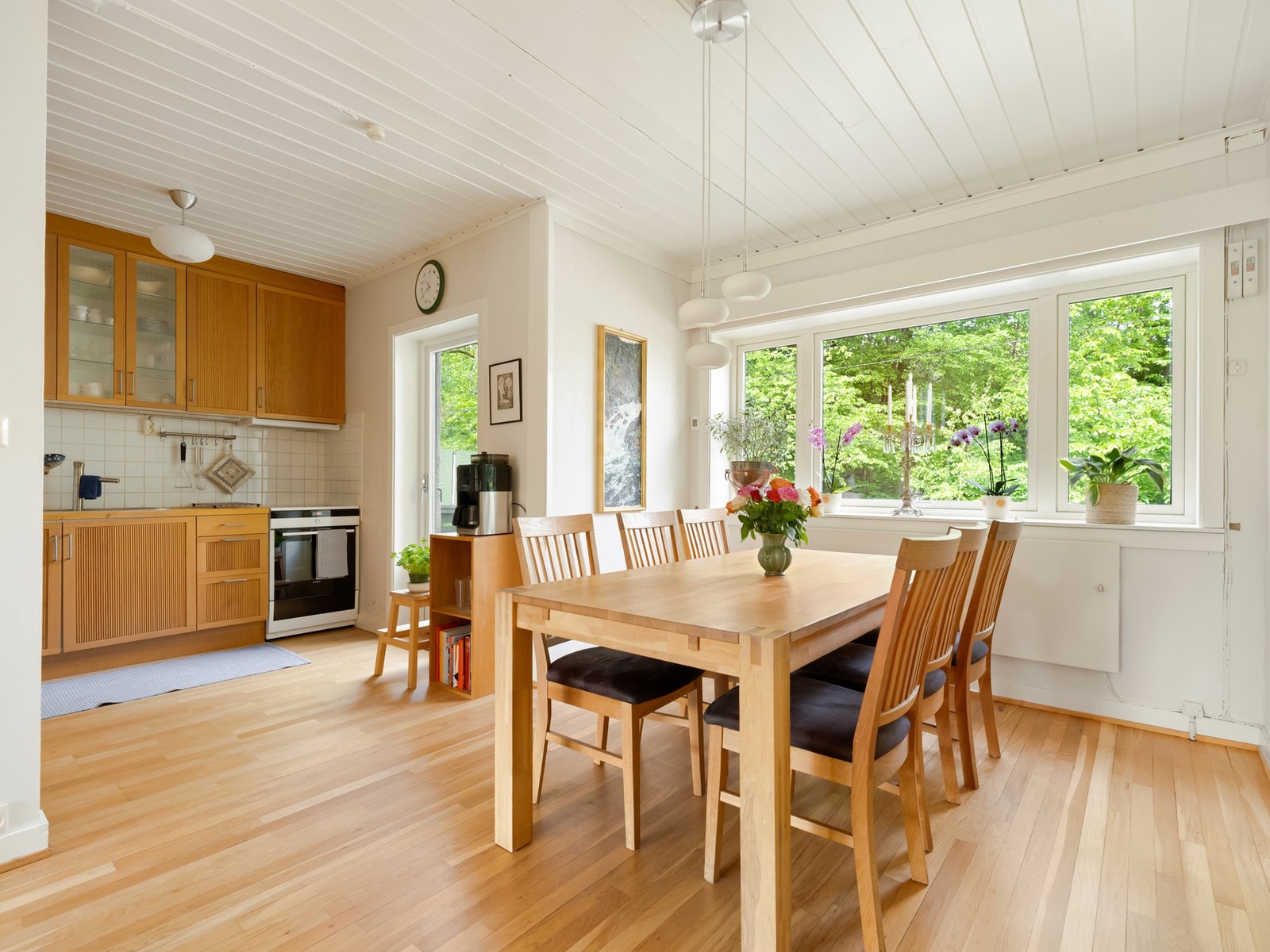 I dette huset er det åpnet opp mellom kjøkkenet og spisestua, som igjen lager en fin atmosfære. Galleribilde