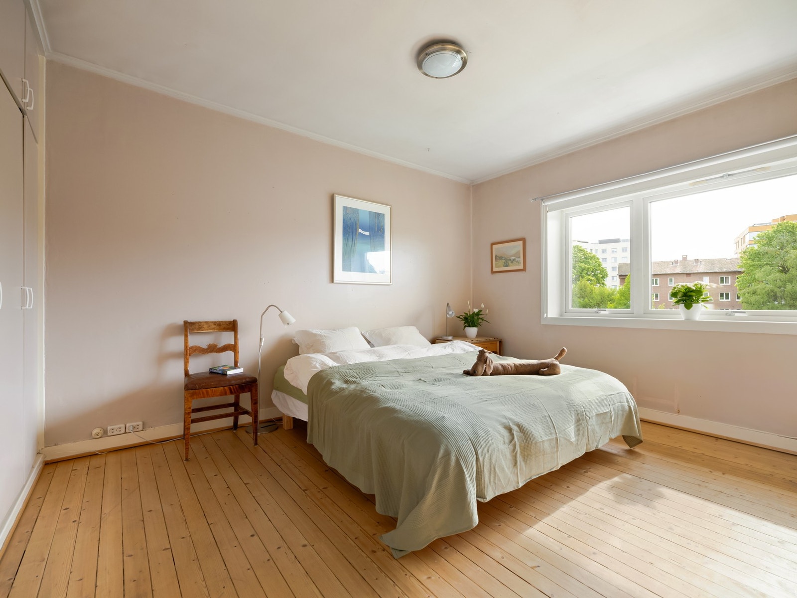 Denne etasjen inneholder 3 soverom, her er vi på hovedsoverommet. Galleribilde