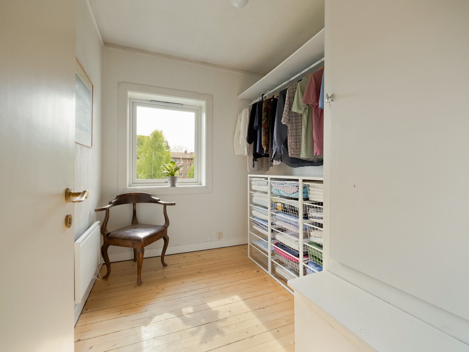 Det siste soverommet i denne etasjen brukes i dag som walk-in skap. Galleribilde