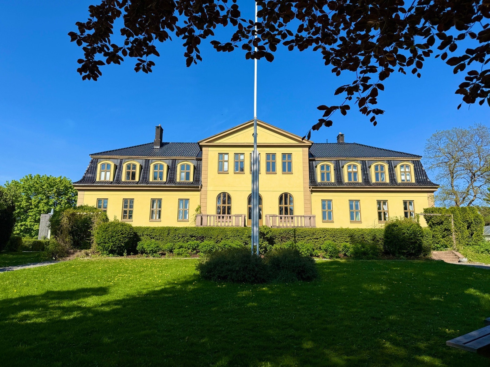 Majestetiske Store Ullevål gård ligger rett bak Akersborg Terrasse. Galleribilde