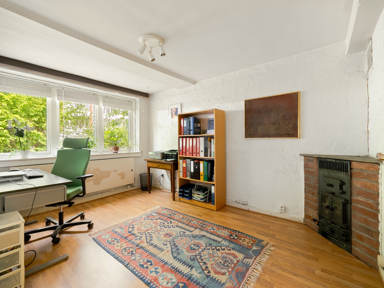 Det siste rommet i huset er nede i denne etasjen, og brukes i dag som kontor. Galleribilde