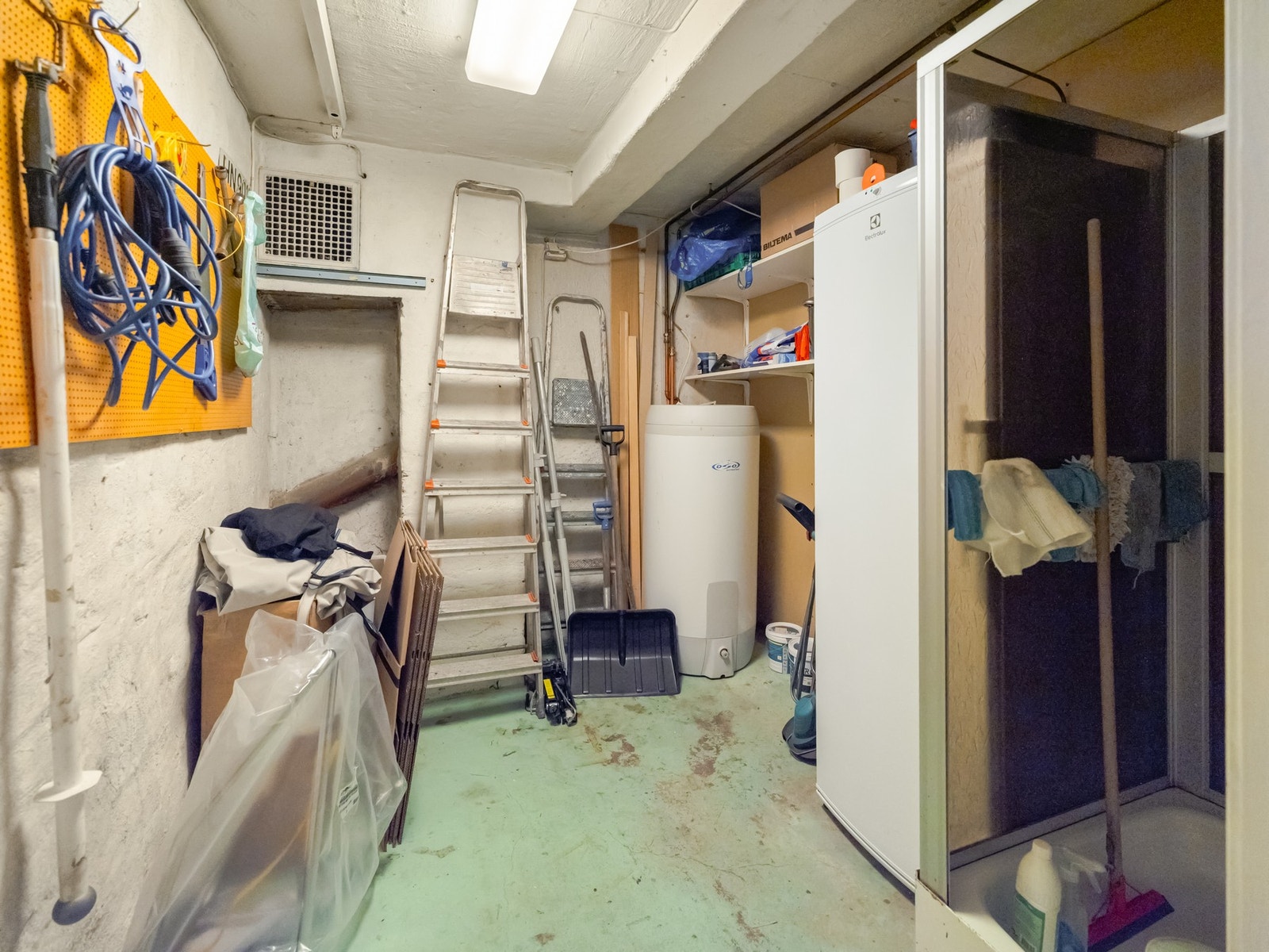 Det er også en stor, innvendig bod, der det f.eks. kan være ekstra kjøl og frys. Det er plass og opplegg for vaskemaskin her også. Galleribilde