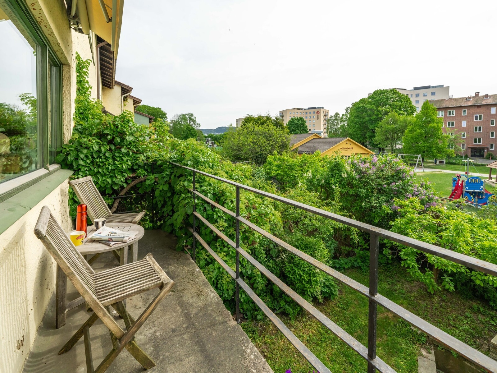 Om man plutselig skulle bli Konge er balkongen utenfor stua et perfekt sted å stå og vinke. Galleribilde