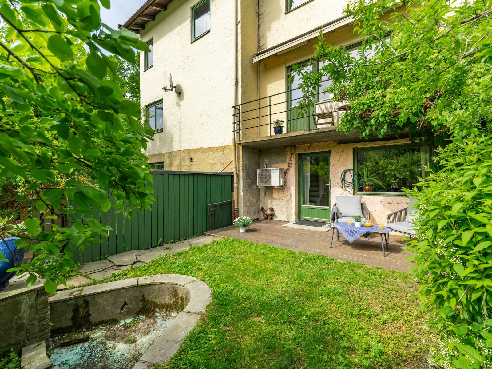 Hagen er en fin oase i byen, og har sol fra soloppgang til middagstid. Galleribilde