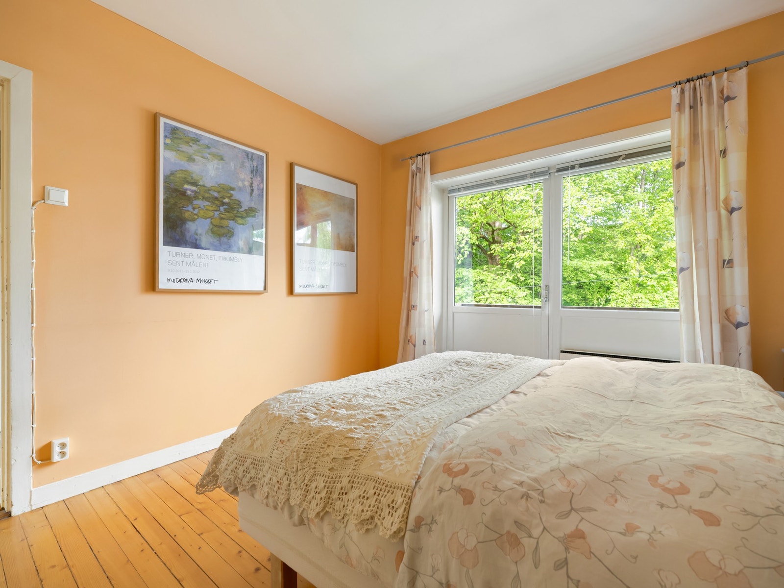 Rommet er stort, med masse plass til skap. Galleribilde