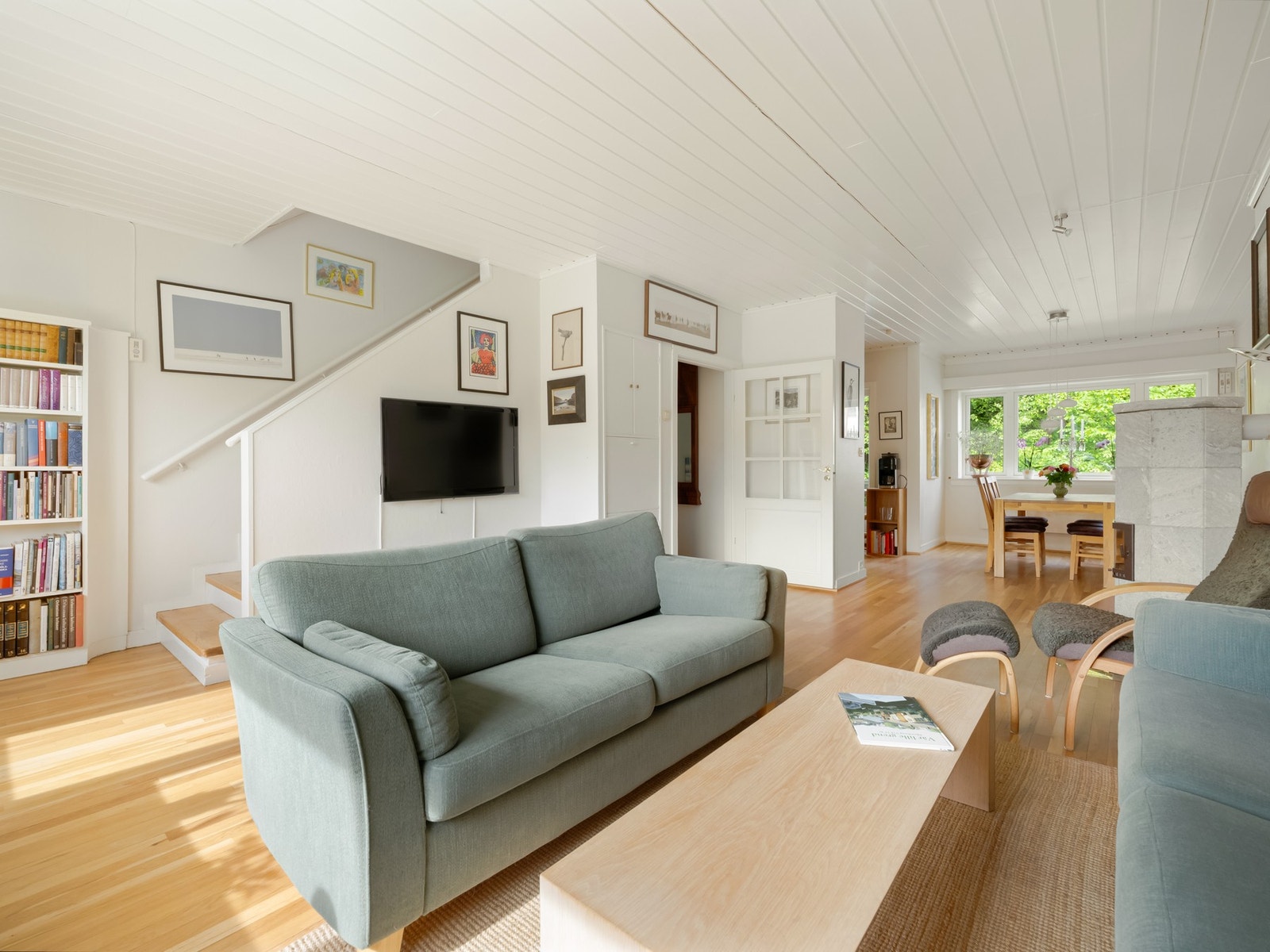 Det er nydelige, gjennomgående lysforhold til huset. Galleribilde