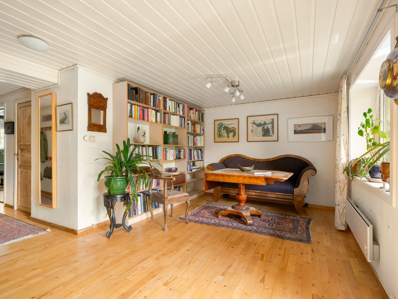 Denne etasjen har en fin stue, som enkelt kan bli et rom for de som trenger mange av det. Galleribilde