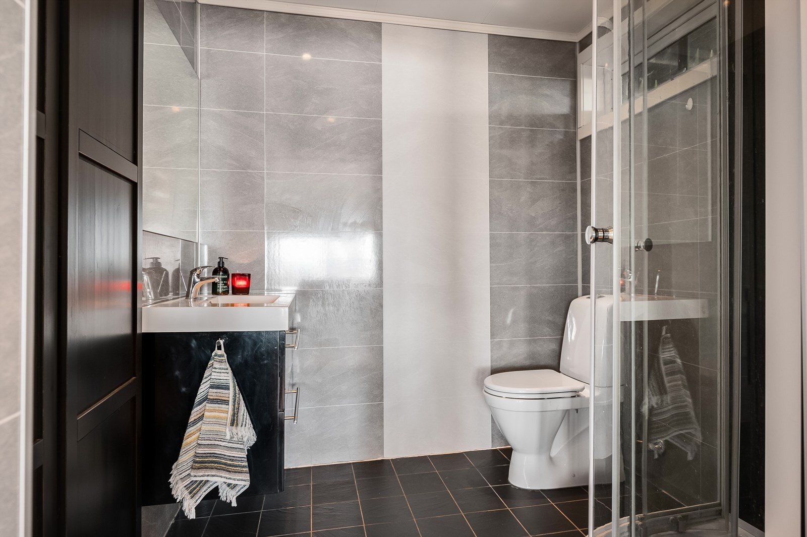 Rommet er ikke godkjent for varig opphold. Se pkt. ''ferdigattest/brukstillatelse''. Galleribilde