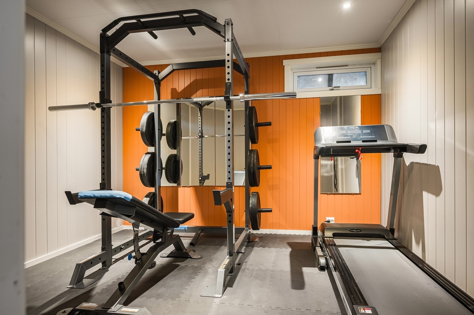 Rommet er ikke godkjent for varig opphold. Se pkt ''ferdigattest/brukstillatelse''. Galleribilde