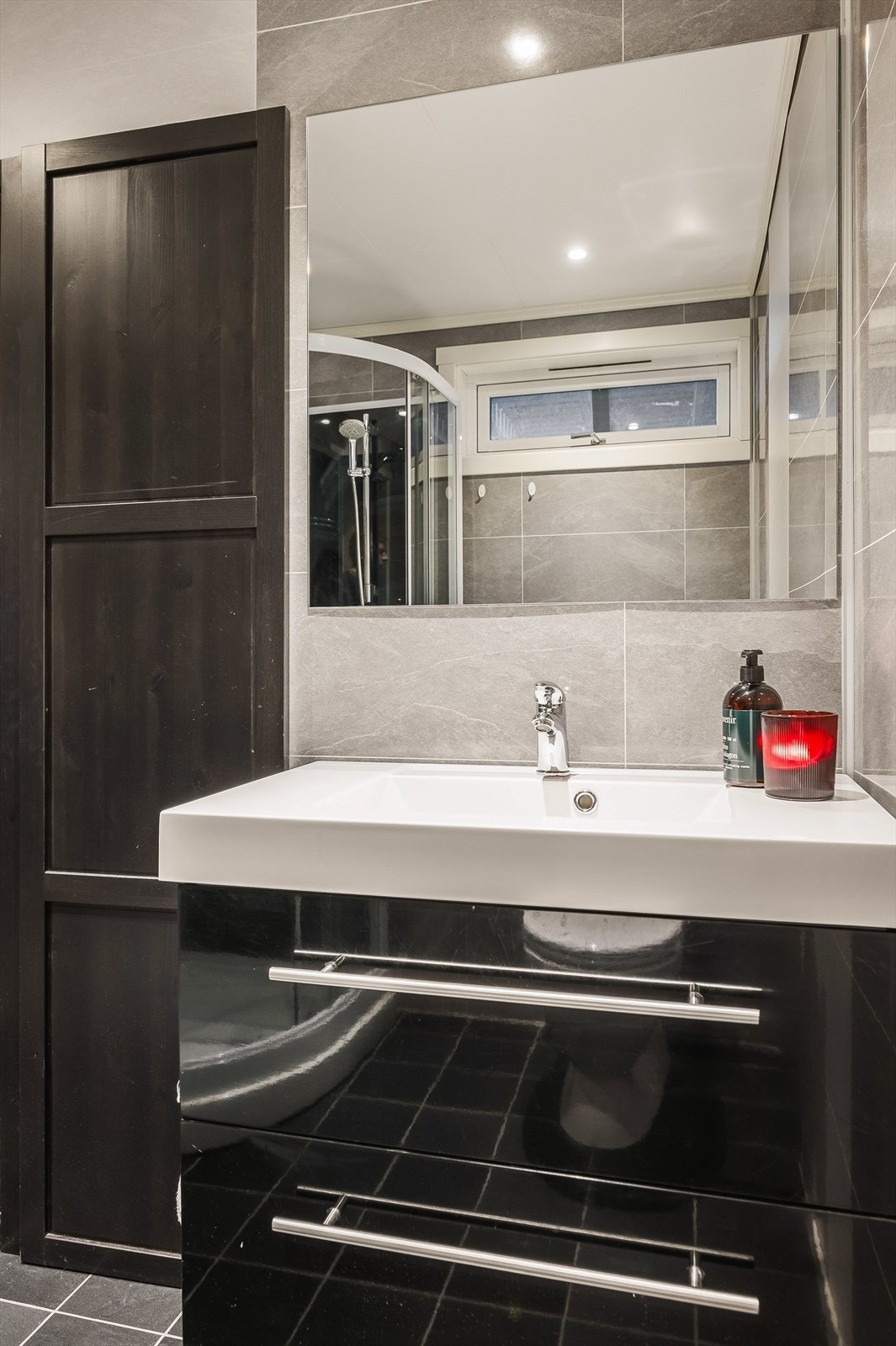 Rommet er ikke godkjent for varig opphold se pkt. ''ferdigattest/brukstillatelse''. Galleribilde