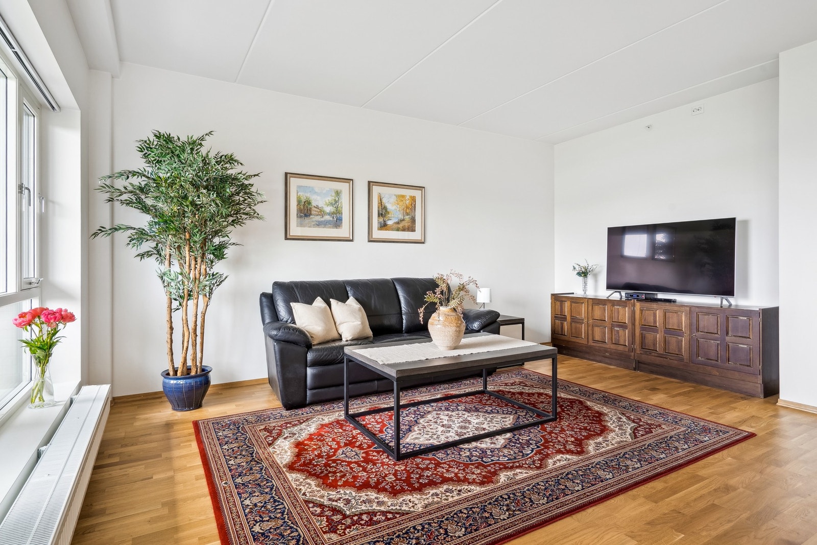 Åpen stue/ kjøkken som måler 33 kvm. Galleribilde