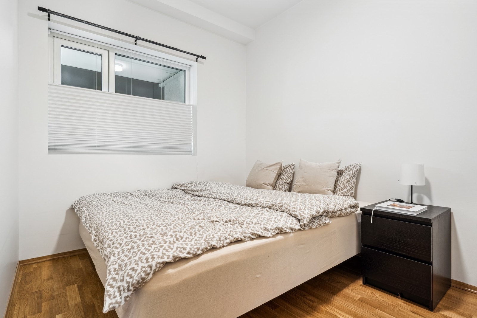 Hovedsoverommet er malt i lyse og moderne farger. Her kan du enkelt innrede med dobbeltseng, garderobeskap og tilhørende møblement. Galleribilde